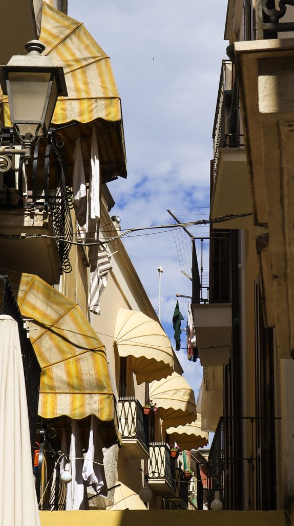 balcons des ruelles de la ville de Bari, dans les Pouilles