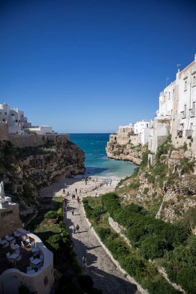 Lama Monachile, la plage emblématique de Polignano a Mare nichée entre les rochers.