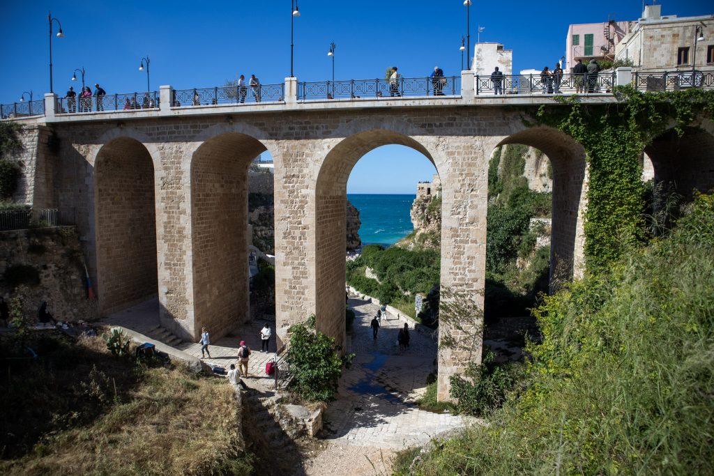 Ponte Bourbon, le pont qui passe au dessus du chemin qui mène à la plage à Polignano a Mare dans les Pouilles