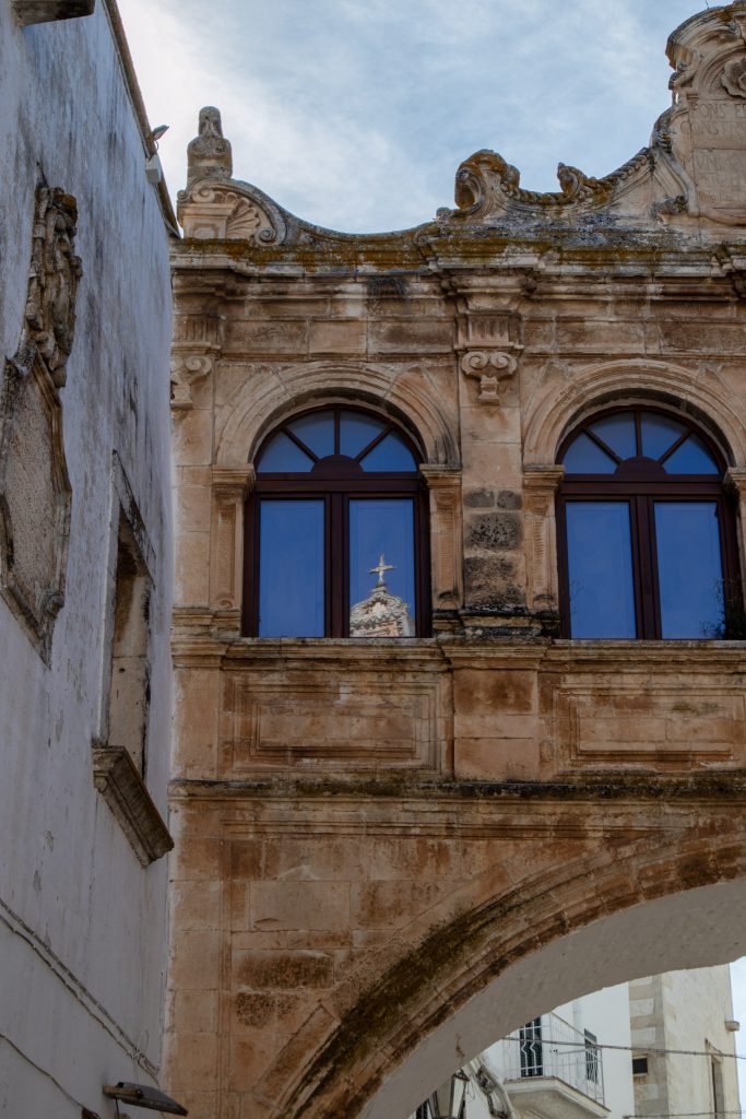 Arc Scoppa avec reflet de la Cathédrale Santa Maria Assunta, à Ostuni dans les Pouilles