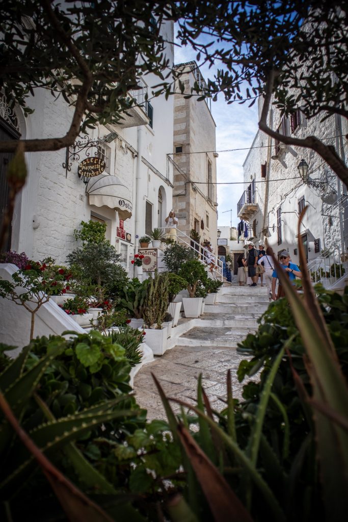 ruelle piétone d'Ostuni, la ville blanche des Pouilles