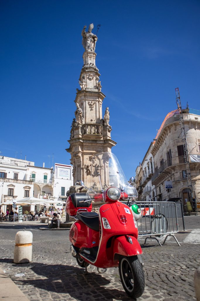Colonna di Sant'Oronzo avec vespa rouge à Ostuni