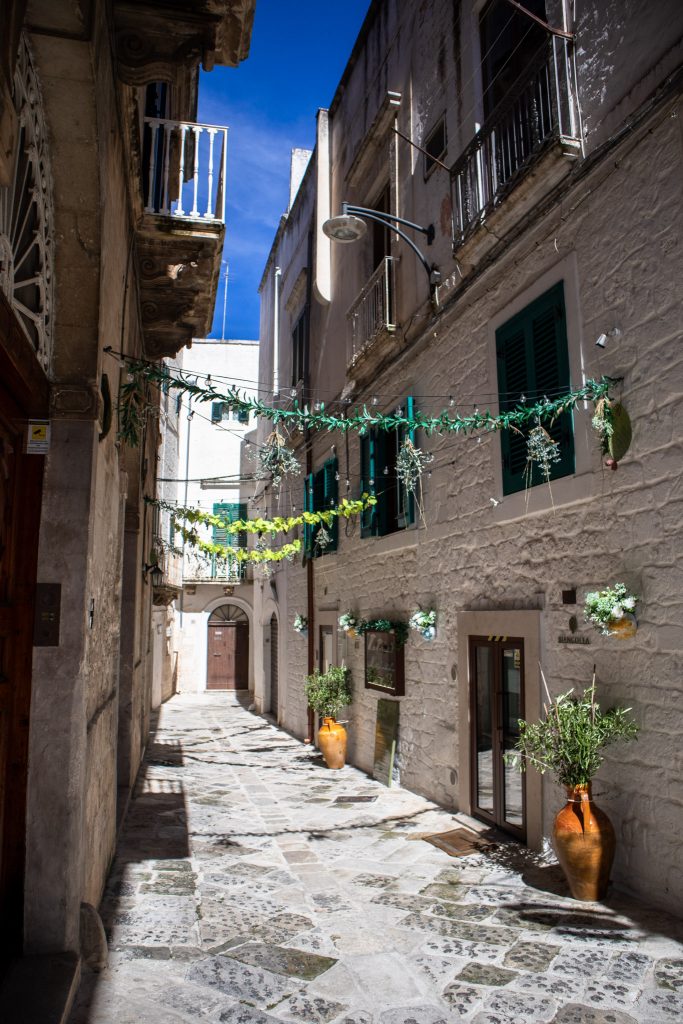 ruelle décoré de la ville d'Ostuni dans les Pouilles