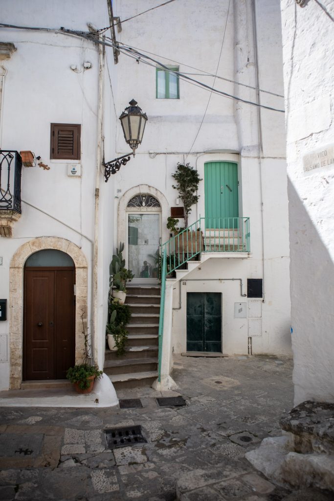 façade blanche du centre ville d'Ostuni dans les Pouilles