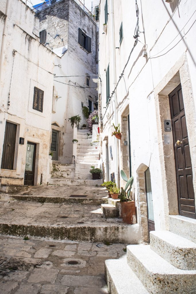 ruelles blanches de la ville d'Ostuni dans les Pouilles