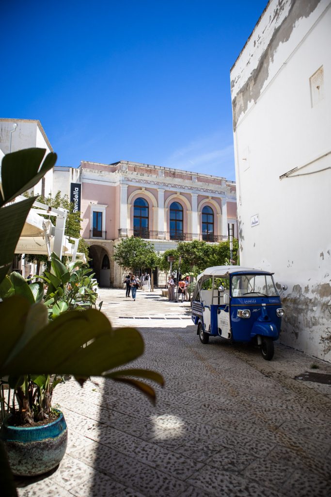 Piazza Garibaldi de la ville de Monopoli, dans les Pouilles en Italie