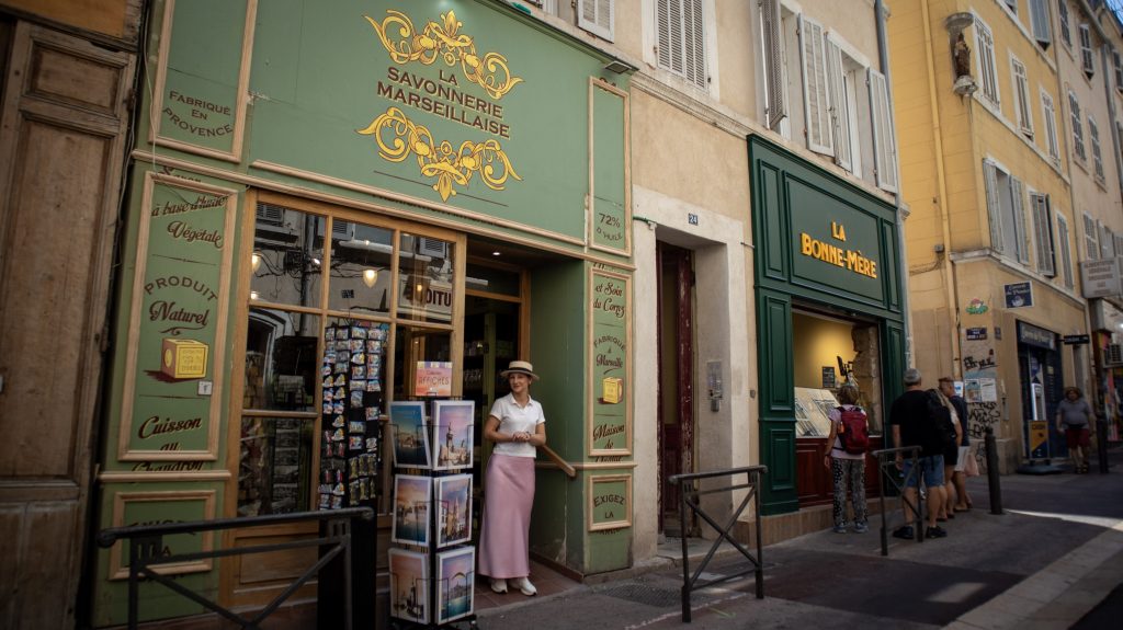 La Savonnerie Marseillaise et la biscuiterie la Bonne-Mère, rue de l'Évêché dans le quartier du Panier à Marseille