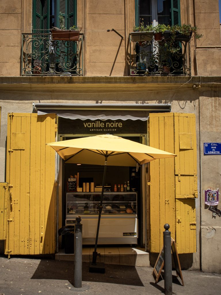 devanture du glacier Vanille noire dans le quartier du Panier à Marseille