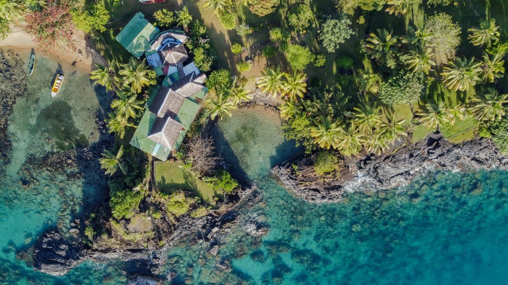 vue aérienne du bassin du Samaria Cosy Lodge à Sainte-Marie, Madagascar