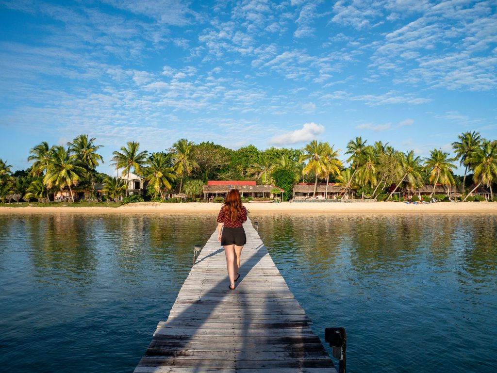moi en train de marcher sur le ponton des Villas de Vohilava