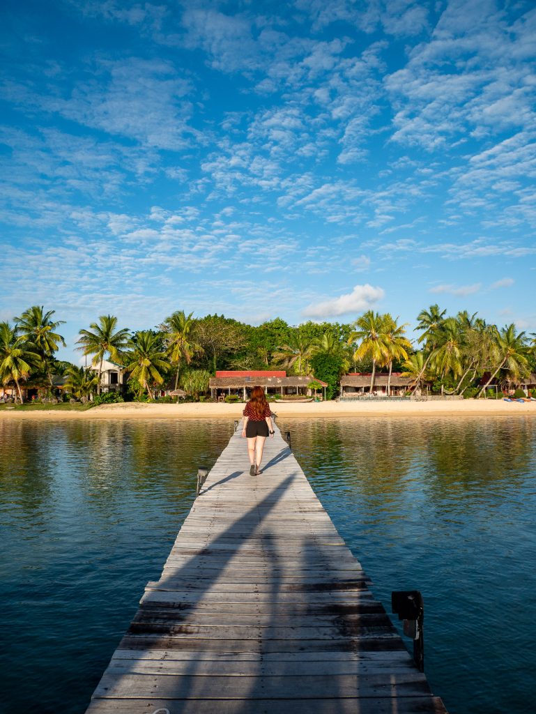 moi en train de marcher sur le ponton des Villas de Vohilava