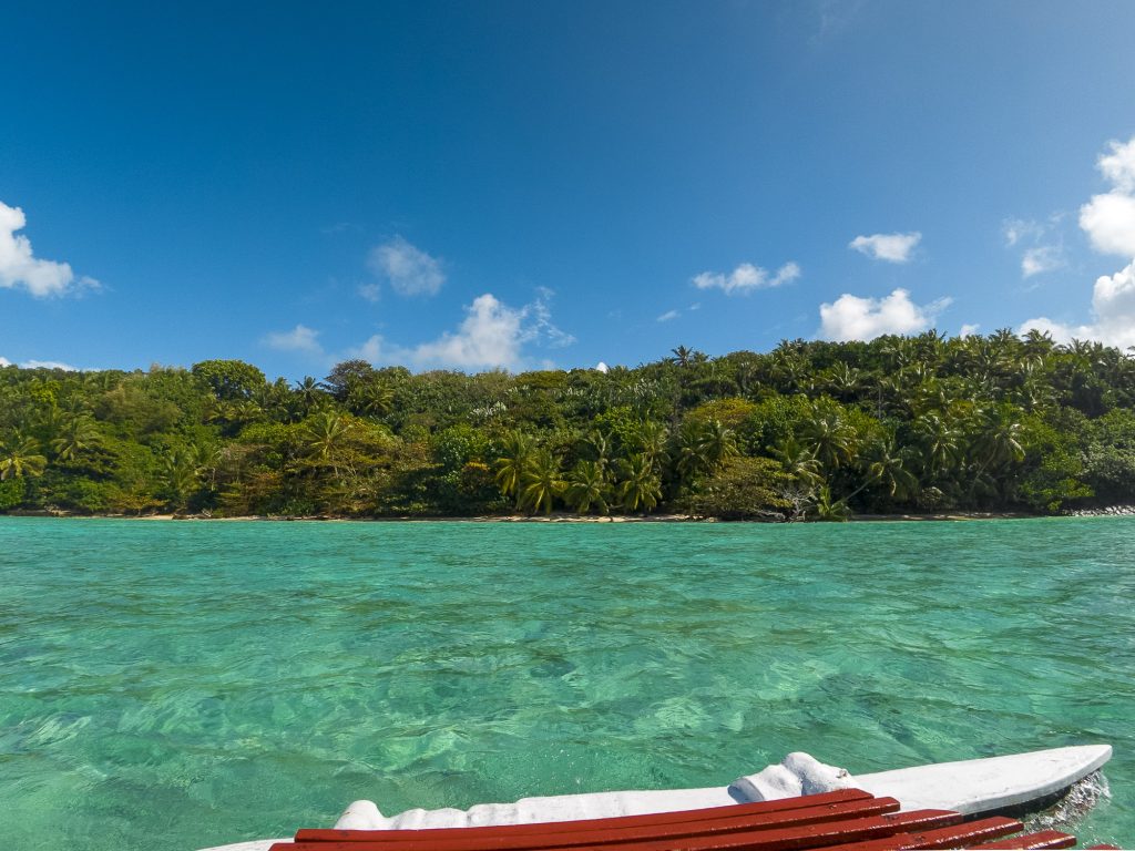 en pirogue sur la mer entre l'île de Sainte-Marie et l'île aux Nattes